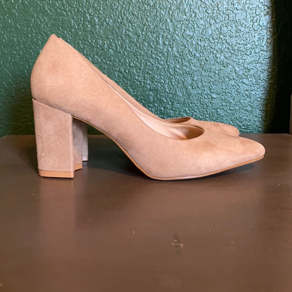 H&M SIZE 5 NUDE SUEDE HEELS